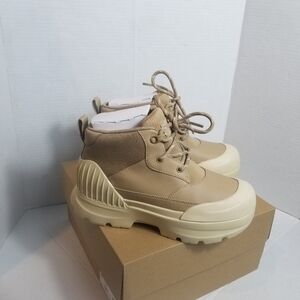NWT UGG WOMEN'S CHUNKY SOLE WATERPROOF BOOTS SIZE 7